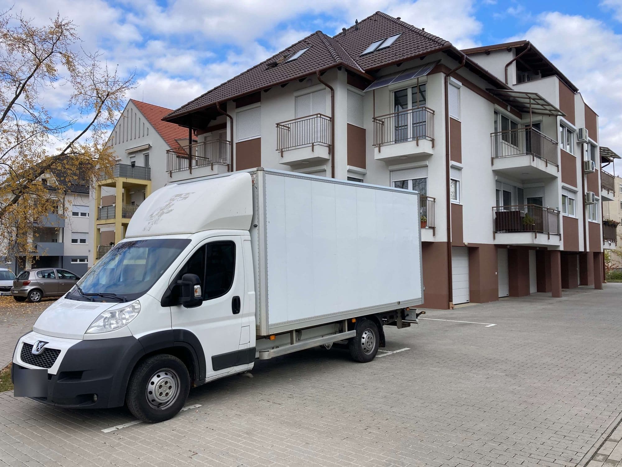 A Peugeot Boxer dobozos teherautó elölről, parkolóban